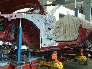 Rahmen Richtbank Karosserie Instandsetzung - ausgelöstes Aussenblech aus hochfestem Stahl 1er BMW Cabrio